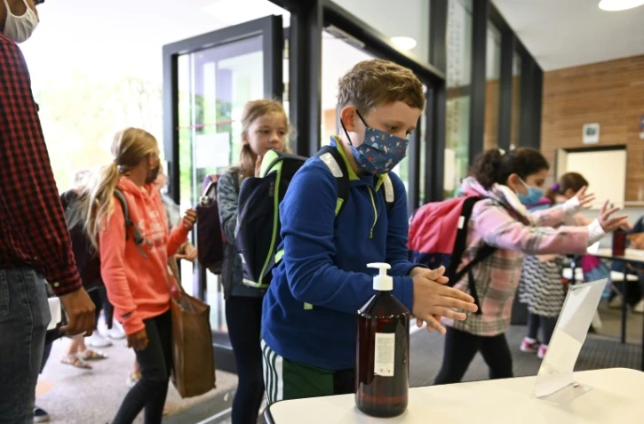 Des élèves se désinfectent les mains dans une école à Strasbourg, le 1er septembre 2020