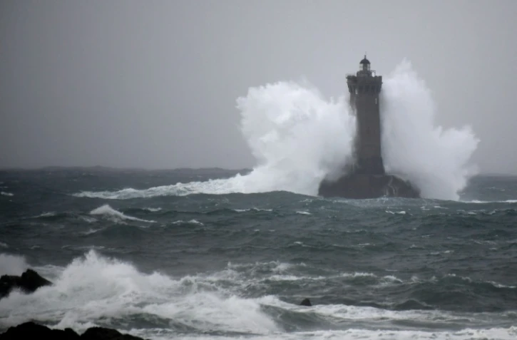 De fortes vagues près du Phare du Four, quelques heures avant l'arrivée de la tempête Amélie, le 2 novembre 2019 à Rosporden, dans le Finistère