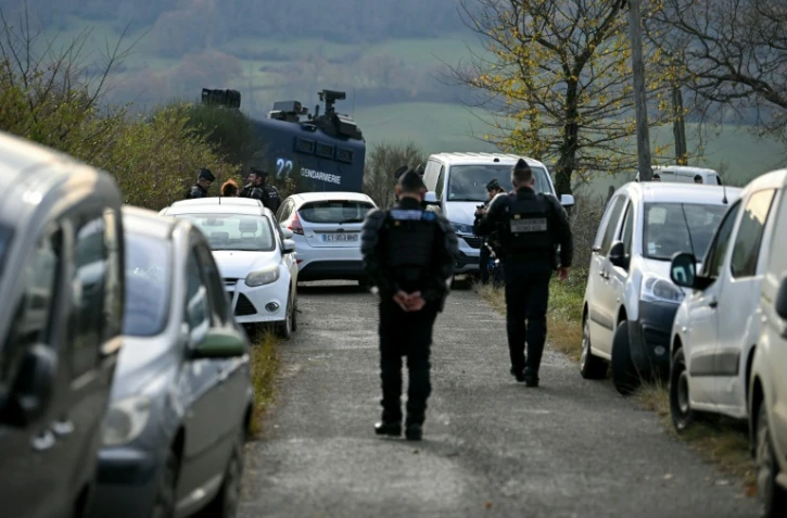 Des gendarmes à proximité d'un rassemblement d'agriculteurs pour empêcher l'abattage d'un troupeau de 200 vaches parmi lesquelles un cas de dermatose nodulaire contagieuse (DNC) a été détecté à Les-Bordes-sur-Arize, le 11 décembre 2025 en Ariège