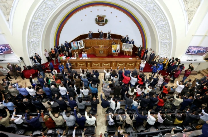Les membres de l'Assemblée nationale du Venezuela votent en faveur du projet de loi d'amnistie proposé par la présidente par intérim, Delcy Rodríguez, le 5 février 2026 à Caracas