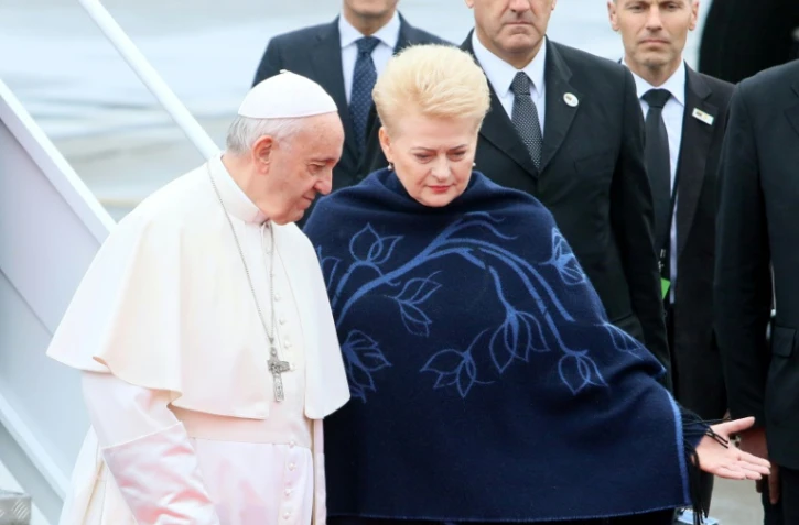 Le pape François accueilli à l'aéroport de Vilnius par la présidente lituanienne Dalia Grybauskaite le 22 septembre 2018