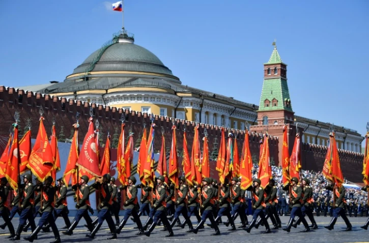 Des militaires en costumes d'époque prennent part à une parade pour célébrer la défaite nazie de 1945, le 24 juin 2020 à Moscou