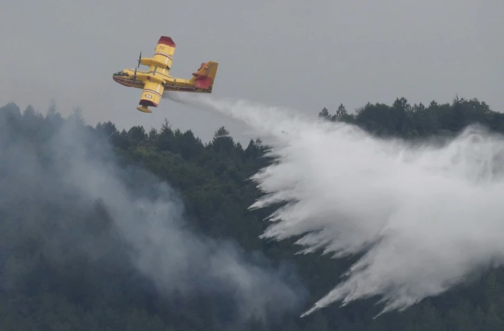 Un Canadair intervient, le 15 août 2019 dans l'Aude à Monze
