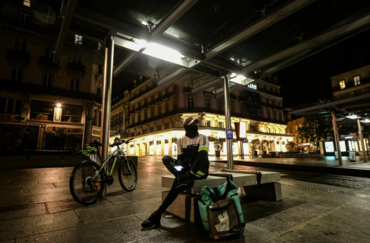 Un livreur attend des commandes dans le centre d'Angers le 27 octobre 2020