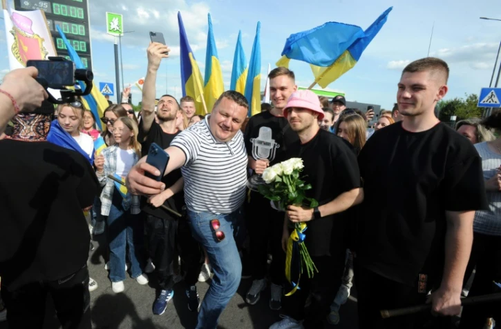 Les membres du Kalush Orchestra de retour en Ukraine le 16 mai 2022, dans le village de Krakovets dans la région de Lviv, après leur victoire à l'Eurovision

