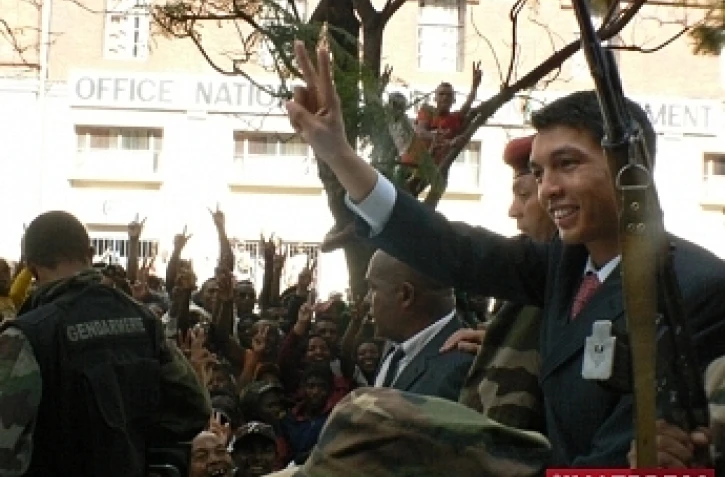 Lundi 16 mars 2009 -

Le nouvel homme fort de Madagascar, Andry Rajoelina (TGV) à son arrivée au palais présidentiel d'Ambohitforohitra (Photo D.R.)