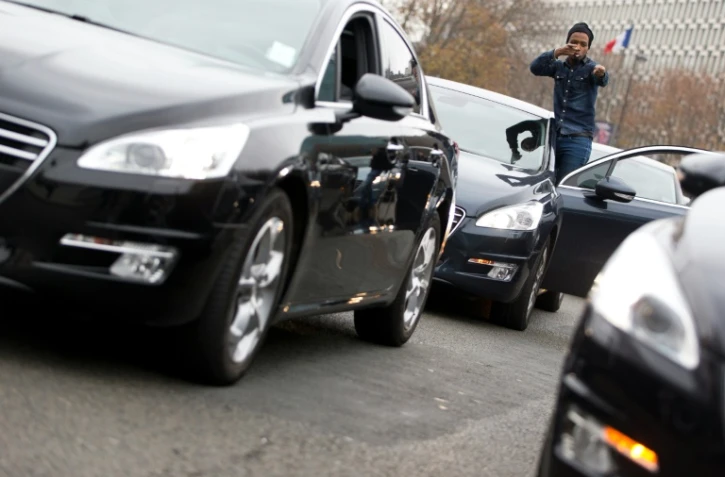 Des VTC manifestent à Paris le 18 décembre 2015