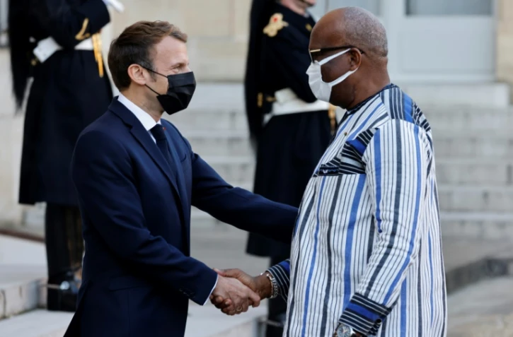 Les présidents français Emmanuel Macron (g) et burkinabè Roch Marc Christian Kaboré sur le perron de l'Elysée à Paris, le 12 novembre 2021