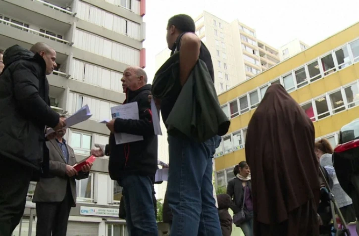 Le collectif "Pas sans nous" tracte au pied de l'Office public de l?habitat de Bobigny, au nord-est de Paris, le 18 octobre 2016