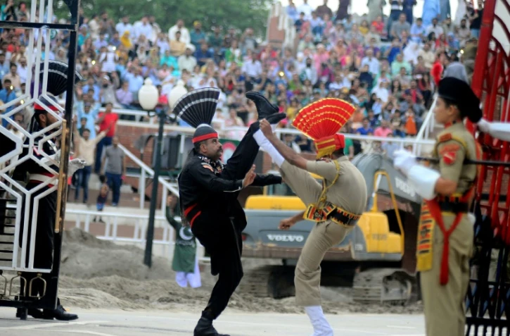Un soldat indien et un soldat pakistanais lors d'une cérémonie à Wagah, sur la frontière indo-pakistanaise, le 2 août 2017