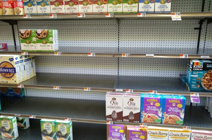 Des rayons presques vides dans un supermarché de Bethesda dans le Maryland le 13 janvier 2022