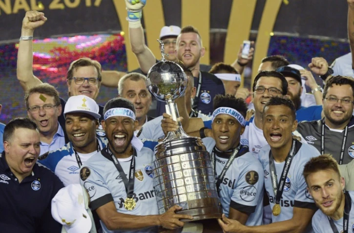 Les joueurs brésiliens du Gremio heureux de soulever la Coupe libertadores, le 29 novembre 2017 à Buenos Aires