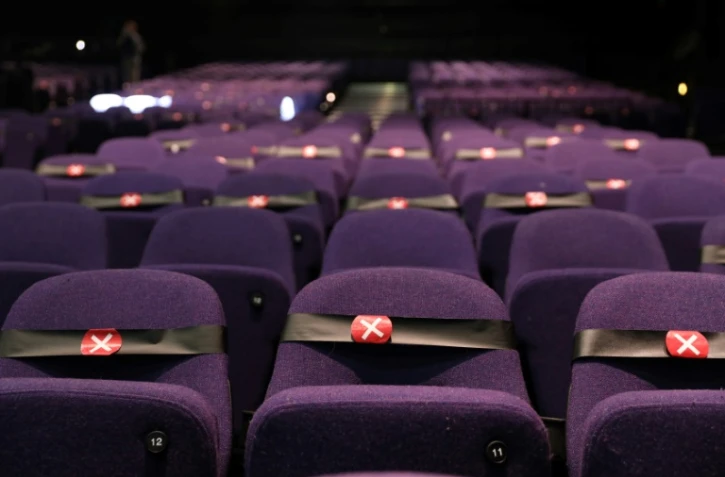 Des fauteuils sont marqués, distanciation sociale oblige, à la reprise de la saison des comédies musicales au Troubadour Wembley Park Theatre, à Londres le 10 septembre 2020