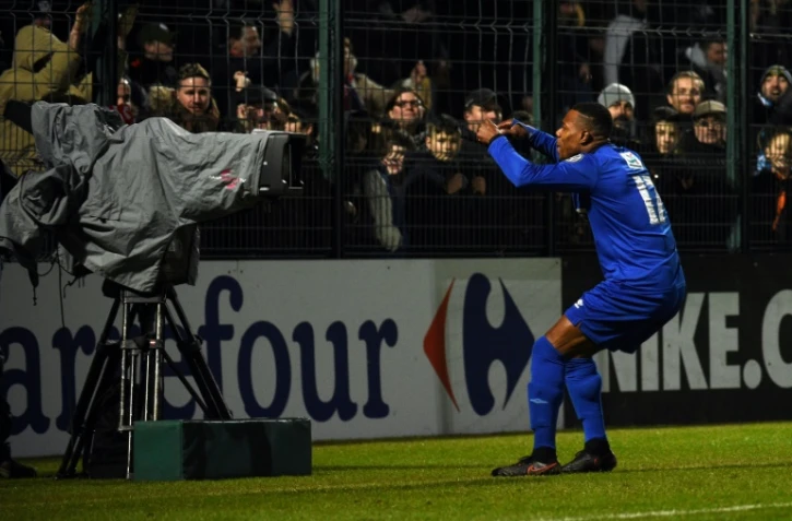 Le milieu de Chambly Gregory Gendrey fait partger sa joie aux supporters après son but face à Monaco en Coupe de France, le 1er février à Beauvais