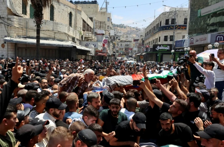 Des personnes portent le corps de Khaïri Chahine, l'un des deux Palestiniens tués par les forces israéliennes lors d'un raid militaire, lors de leurs funérailles à Naplouse, en Cisjordanie occupée, le 7 juillet 2023