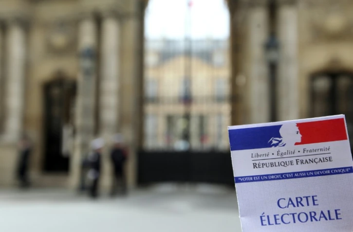 Une carte électorale avec l'Elysée en arrière plan le 18 avril 2012 à Paris