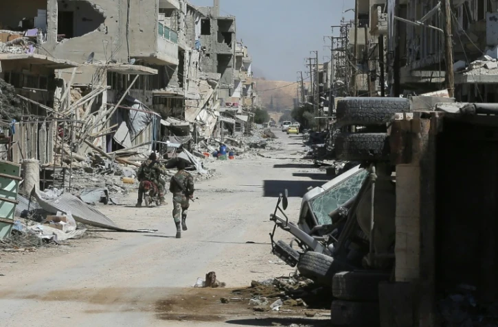 Des soldats syriens dans une rue de Homs, le 4 avril 2016