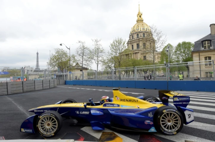 Le Suisse Sébastien Buemi au volant de sa Renault E.Dams lors de la 1re séance d'essais qualificatifs pour le ePrix de Paris aux Invalides, le 23 avril 2016