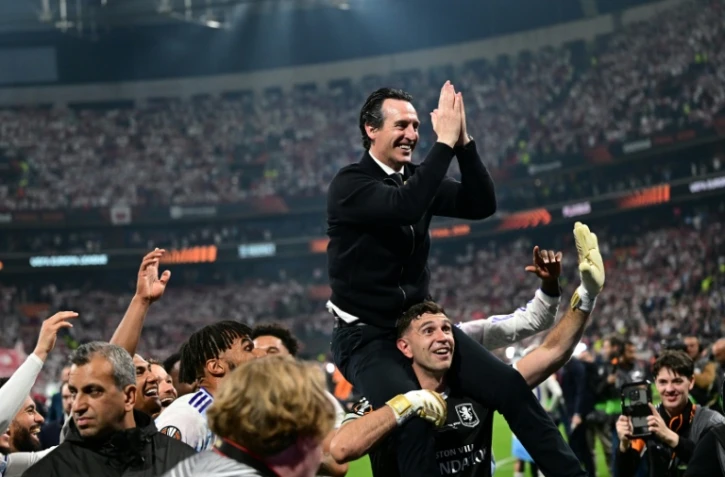 L'entraîneur d'Aston Villa Unai Emery fête avec ses joueurs la victoire en Ligue Europe, mercredi à Istanbul contre Fribourg.