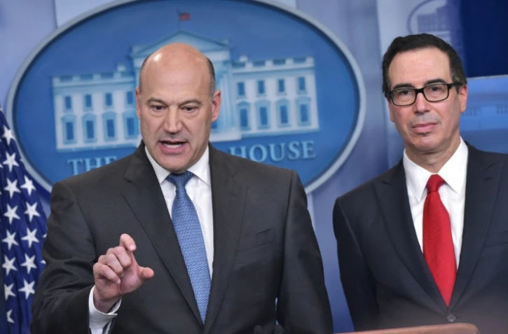 Le secrétaire américain au Trésor Steve Mnuchin (d) et le conseiller économique de la présidence Gary Cohn lors d'une conférence de presse, le 26 avril 2017 à Washington