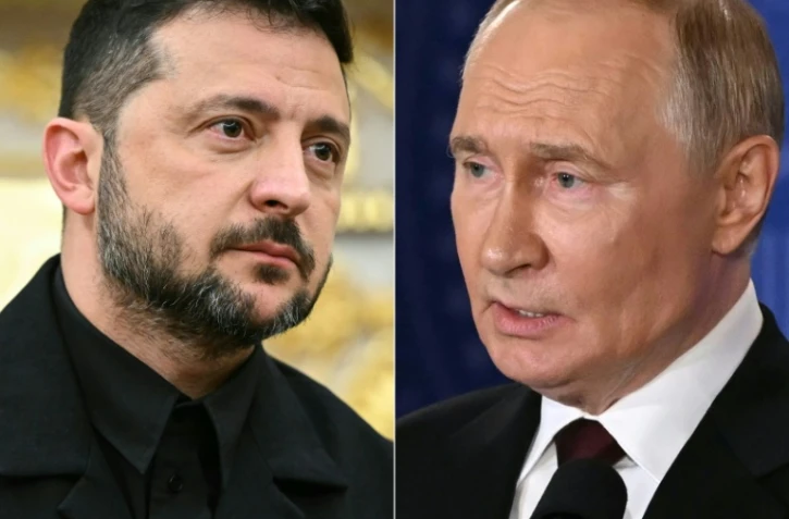 Volodymyr Zelensky (g) à Washington, le 18 août 2025, et Vladimir Poutin à Anchorage, en Alsaka, le 15 août 2025