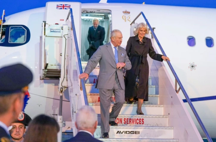 Le roi Charles III et la reine Camilla arrivent à l'aéroport Ciampino de Rome à la veille d'une visite au Vatican, le 22 octobre 2025