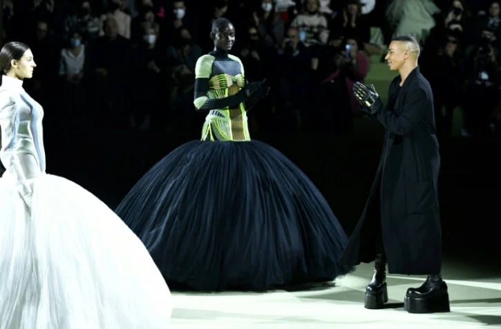 Le directeur artistique de Balmain Olivier Rousteing au défilé de la maison à Paris le 2 mars 2022