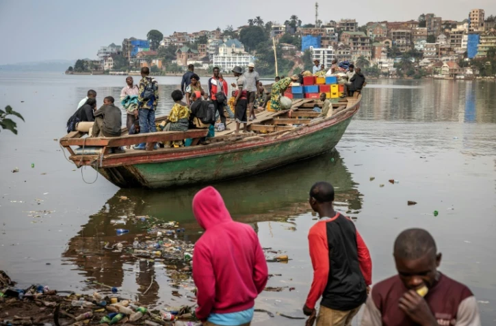 Des habitants quittent à bord d'une embarcation la ville de Bukavu, dans l'est de la République démocratique du Congo (RDC) le 21 février 2025
