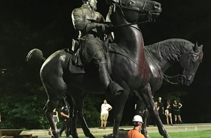 Retraits de statues de généraux des Etats sudistes confédérés, le 16 août 2017 à Baltimore aux Etats-Unis
