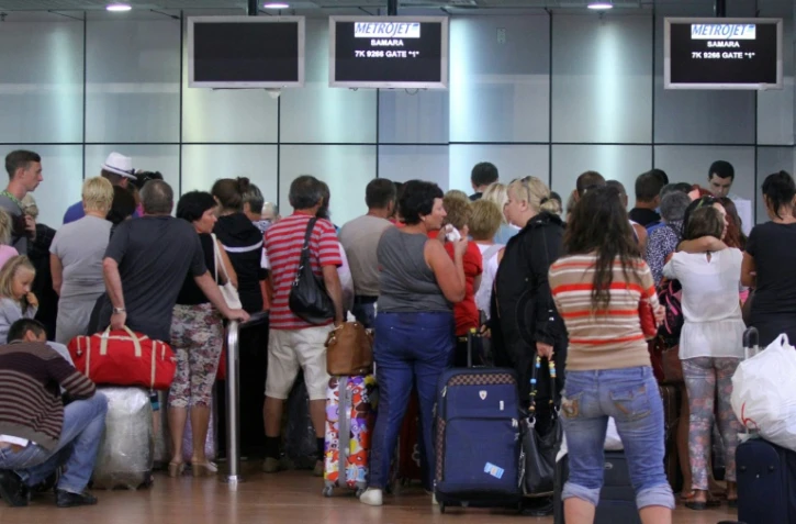 Des touristes attendent à l'aéroport de Charm El-Cheikh le 5 novembre 2015