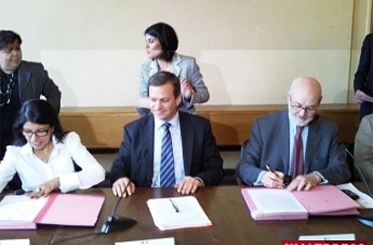 Lundi 30 mars 2009 Signature entre le Département et le CNOUS d'un accord cadre sur la mise en place d'un dispositif d'accueil des étudiants en mobilité