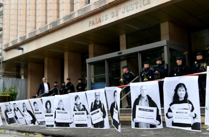 Photos en soutien aux trois militants suisses et italien, Bastien Stauffer, Théo Buckmaster et Eleonora Laterza, poursuivis pour avoir aidé des migrants à entrer illégalement en France, lors de l'ouverture de leur procès le 31 mai 2018 à Gap