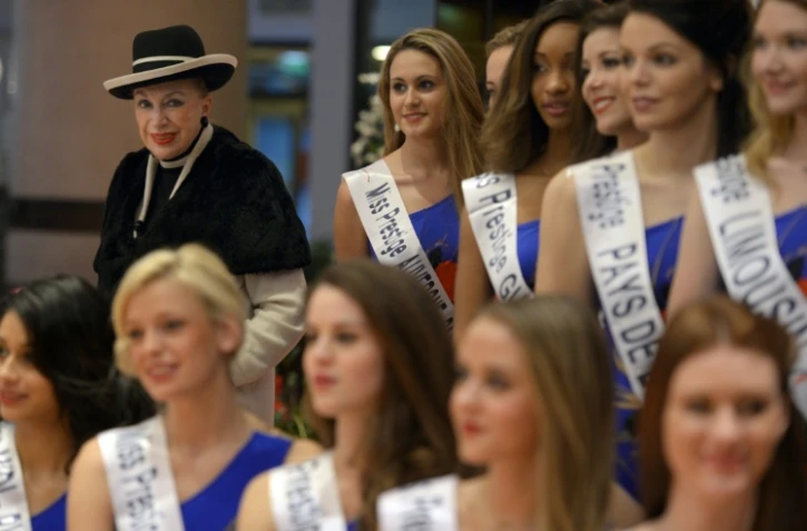 Geneviève de Fontenay (G) et les concurrentes du concours de beauté "Miss Prestige National 2015", le 8 janvier 2015 à Strasbourg