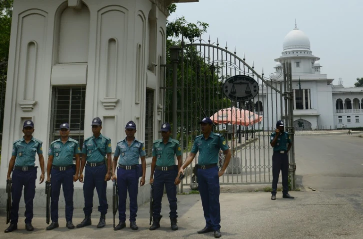 Des policiers bangalais montent la garde devant la cour suprême à Dacca le 11 mai 2016