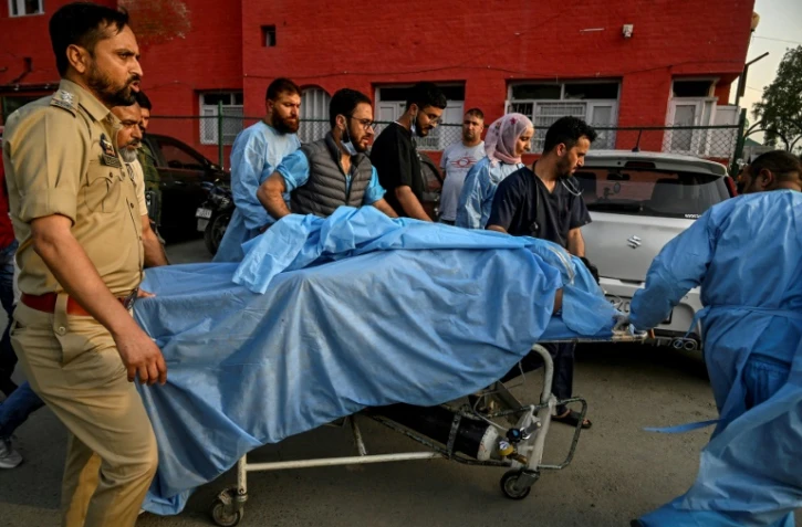 Un blessé de l'attaque de Pahalgam arrive à l'hôpital de Anantnag dans le Cachemire indien le 22 avril 2025
