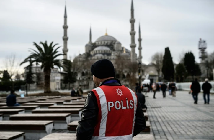 Un policier turc en faction dans le quartier touristique de Sultanahmet Ă Istanbul, le 15 janvier 2016