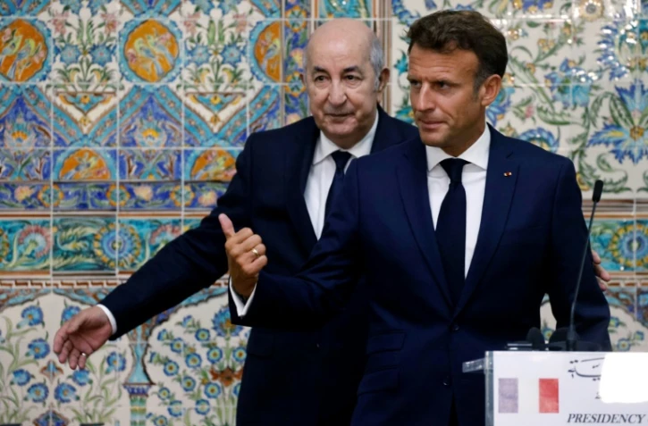 Les présidents algérien Abdelmadjid Tebboun (g) et français Emmanuel Macron à l'issue d'une conférence de presse commune à Alger, le 25 août 2022