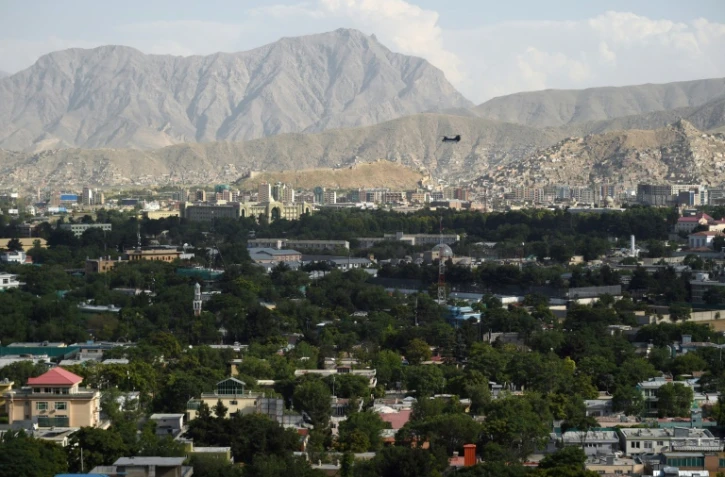 Un hélicoptère militaire américain survole la zone verte de Kaboul, le 19 juin 2019 en Afghanistan