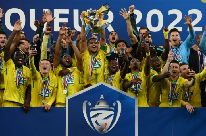 Le Nantais Ludovic Blas brandit la coupe de France après la victoire des Canaris en finale contre Nice au Stade de France la saison dernière, le 7 mai 2022.