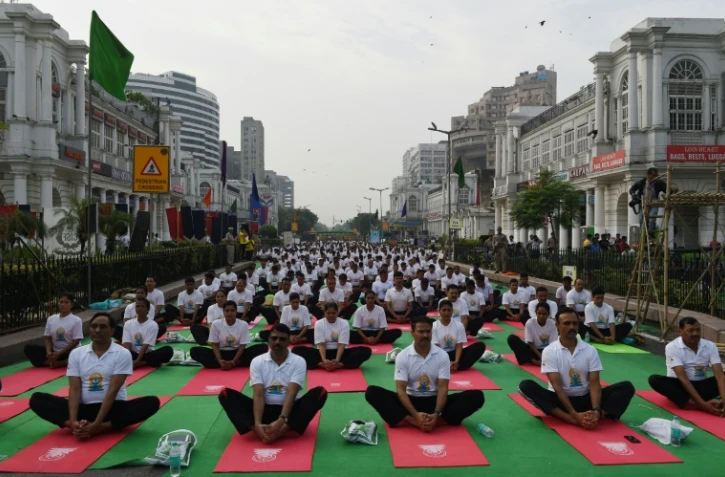 Des Indiens célèbrent la journée du yoga à New Delhi, le 21 juin 2017