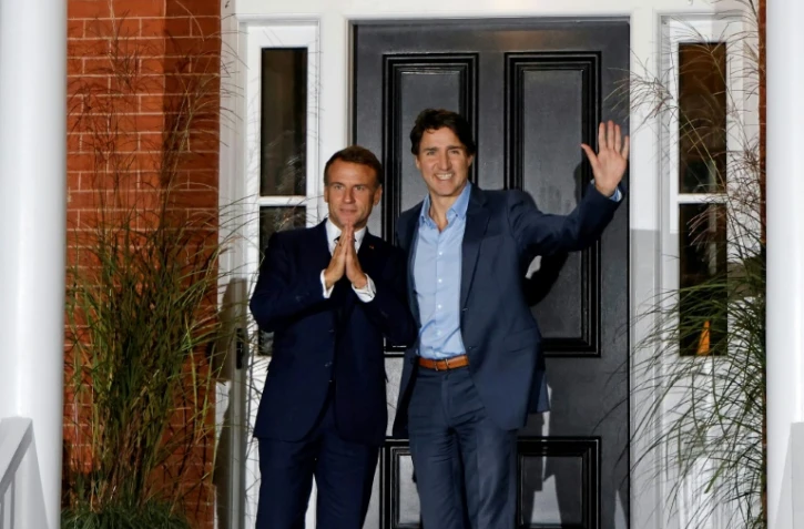 Le Premier ministre canadien Justin Trudeau (d) accueille le président français Emmanuel Macron dans sa résidence privée à Ottawa, au Canada, le 25 septembre 2024