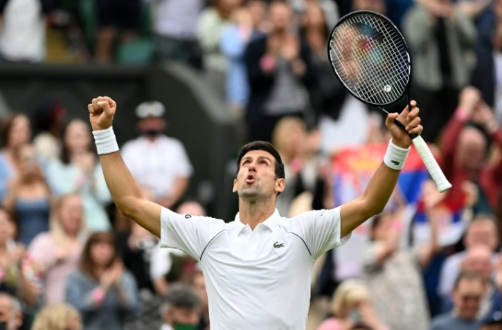 La joie du Serbe Novak Djokovic, vainqueur du Britannique Jack Draper en 4 sets, à l'issue de son match du 1er tour, le 28 juin 2021 au tournoi de Wimbledon à Londres