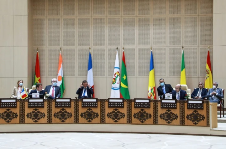 Le président français Emmanuel Macron (2e à g) et ses homologues des pays du G5 Sahel, lors d'un sommet à Nouakchott le 30 juin 2020