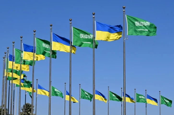 Des drapeaux ukrainiens à Jeddah avant une visite du président Zelensky 