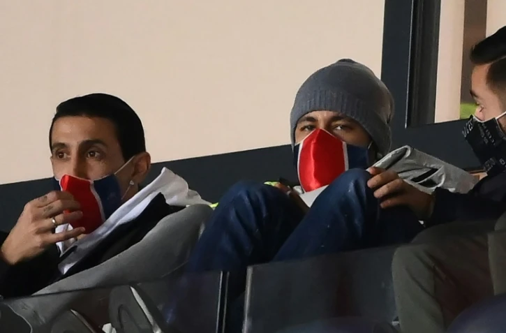 La star du PSG Neymar, au centre, suit le match opposant son équipe à Monaco au Parc des Princes, le 21 février 2021