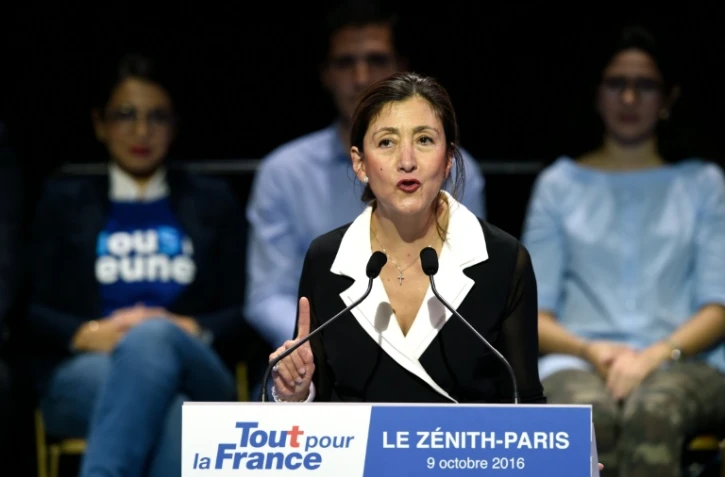 Ingrid Betancourt, ancienne otage des farc libérée grâce à Sarkozy, lui apporte son soutien lors d'un meeting au Zenith à Paris le 9 octobre 2016