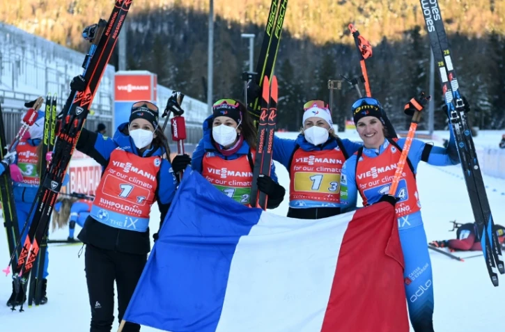 La joie de l'équipe de France, composée d'Anaïs Chevalier-Bouchet, Chloé Chevalier, Justine Braisaz-Bouchet et Julia Simon, après avoir remporté le relais de Ruhpolding (Allemagne), le 14 janvier 2022