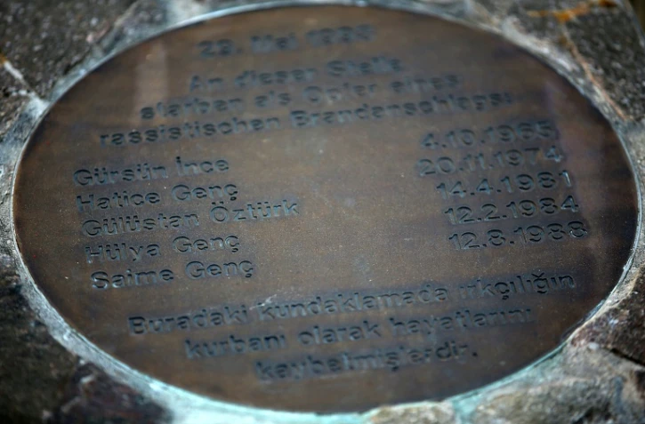 Une dalle commémorative avec les noms des cinq Turques tuées le 29 mai 1993 dans un attentat raciste en Allemagne, le 8 mai 2018 à Solingen, dans l'ouest de l'Allemagne  