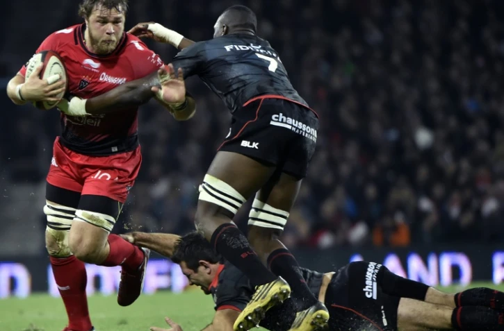 Le N.8 de Toulon Duane Vermeulen (g) à la lutte avec le 3e ligne aile de Toulouse Yacouba Camara (d), le 27 décembre 2015 à Toulouse