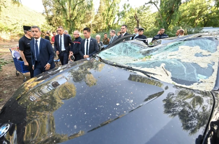 Gérald Darmanin visite le camping de Sagone en Corse du sud, où un arbre est tombé sur un bungalow tuant une personne le 18 août 2022